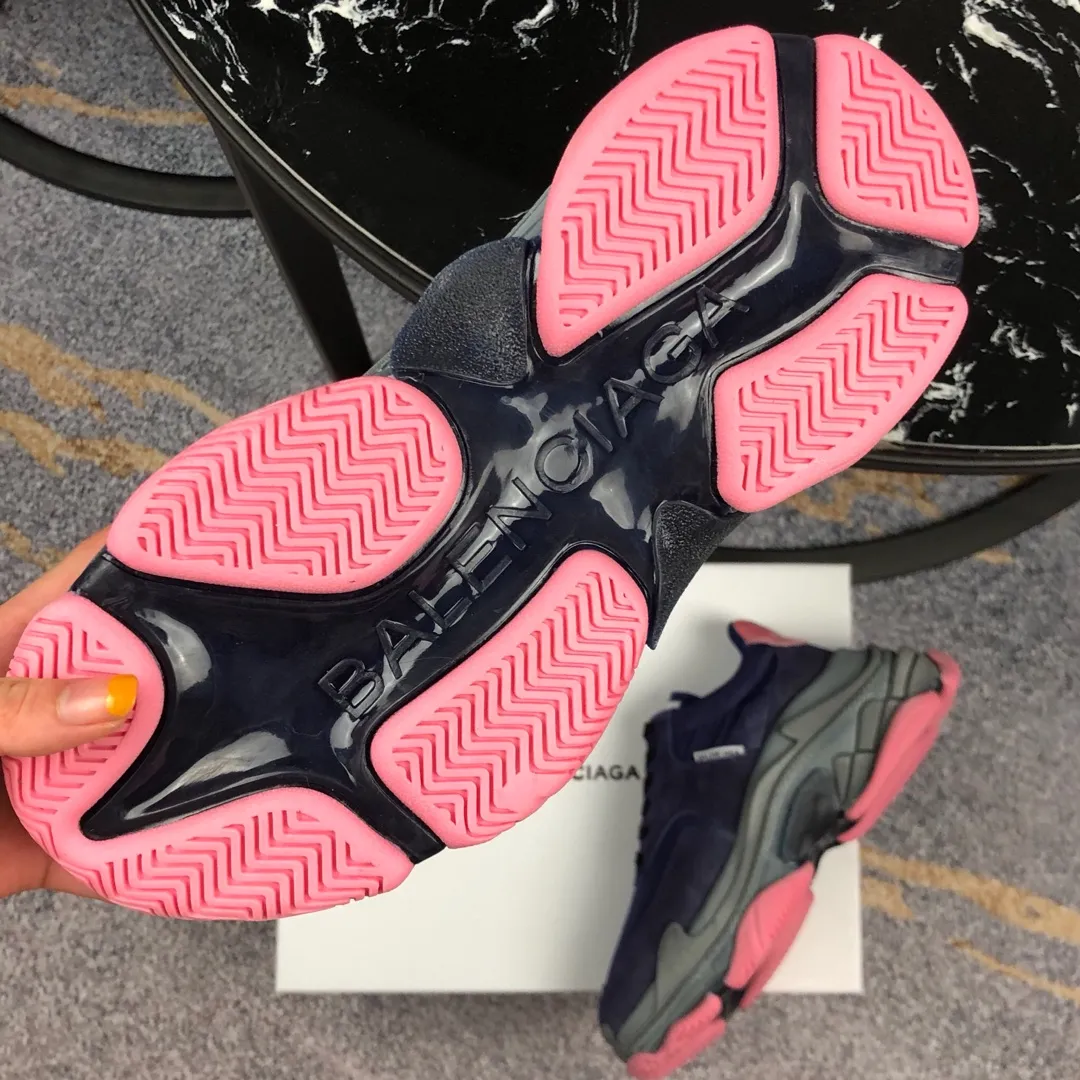 👟👟Ex-factory price 800👟👟 Balenciaga second generation 17 colors🖤 Balenciaga Triple-s Balenciaga-dad shoes. The world’s most popular retro jogging shoes 🔥. 🔺Retro distressed craftsmanship ~ original combination sole, heavy craftsmanship, not a low-end 2-layer combination sole! The upper is made of imported parachute cloth spliced ​​with nubuck matte, priced at 24 yuan per foot, which is different from the ordinary canvas on the market! The back is covered with cowhide high-frequency embossing! ⚠️When purchasing authentic products at the counter, I specifically asked the clerk about the materials. Size: 35-41 yards, men’s size 39-45, matching cloth bag, shoelaces, complete certificate of certification/men’s model will be notified later.